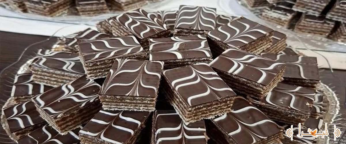 پذیرایی با شیرینی‌های ساده و سنتی